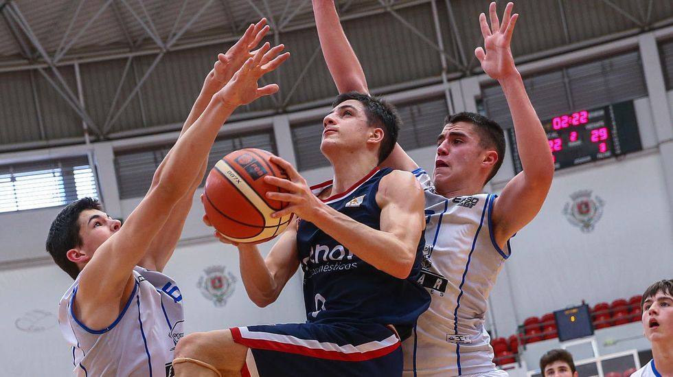 El granadino Rafa García penetra en busca del aro.