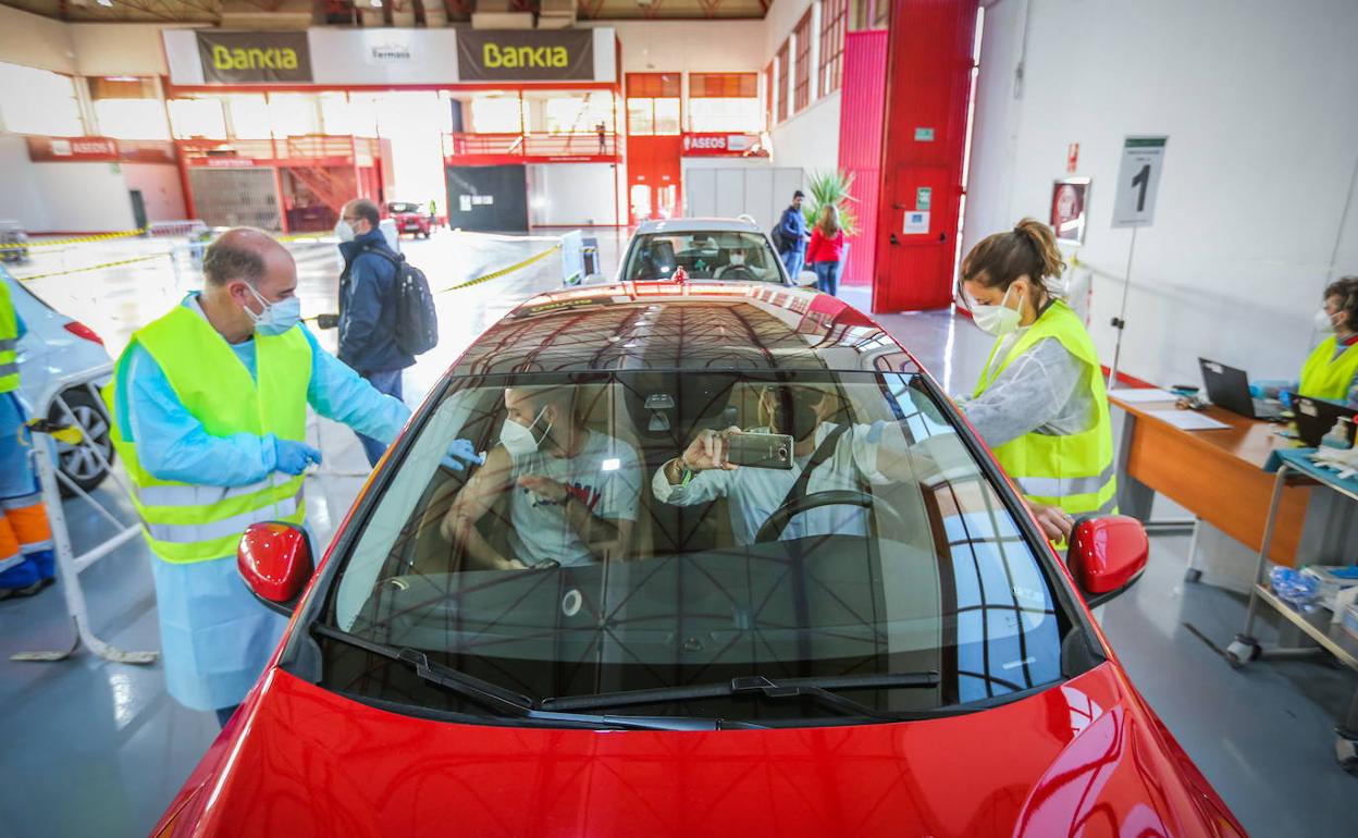 Sanitarios vacunan en cadena en Fermasa, en Granada