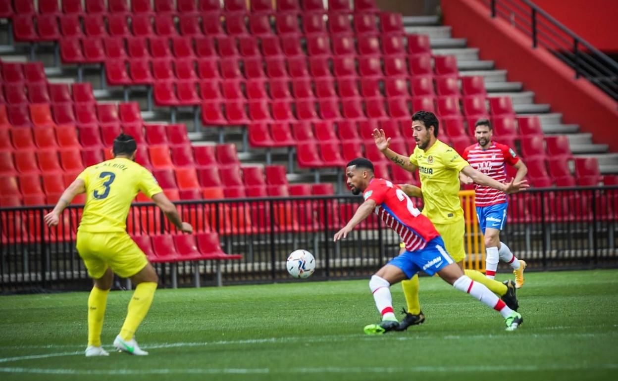 Yangel Herrera intenta no caer al suelo ante la presión de Dani Parejo. 