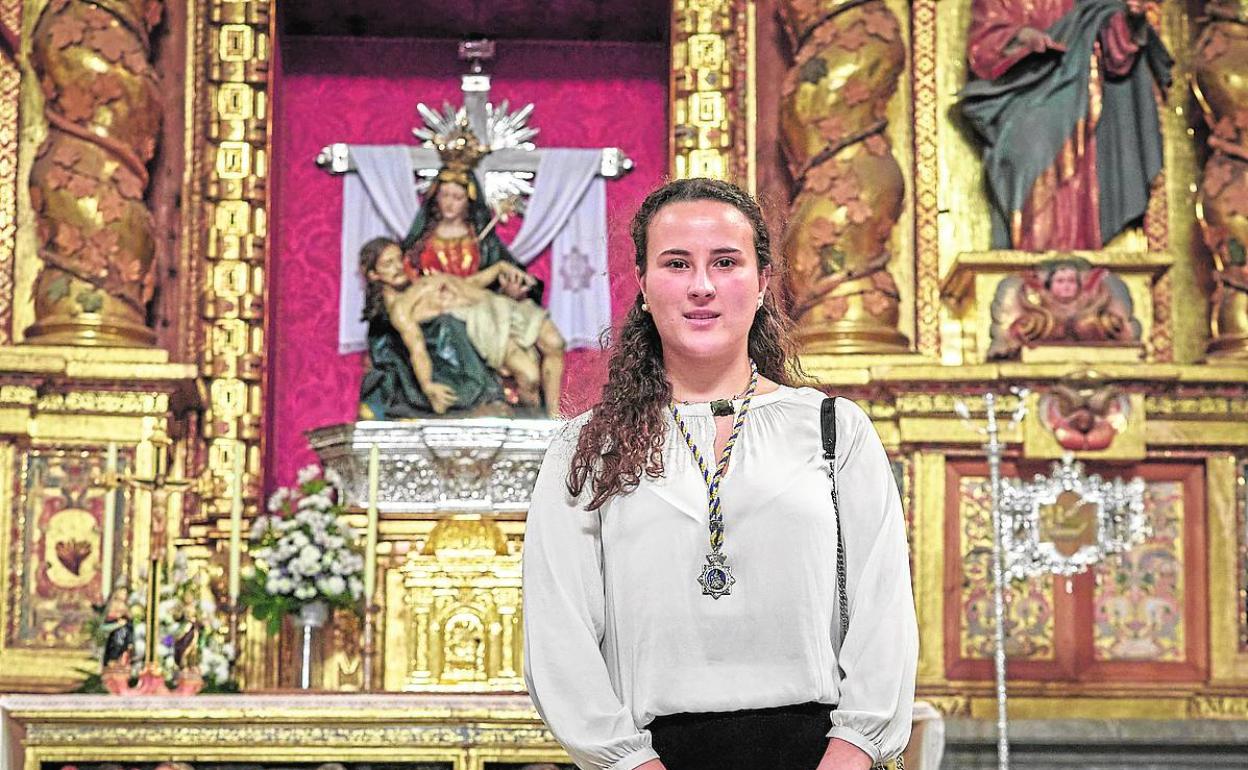 Carmen Correa, ante la imagen de Santa María de la Alhambra.