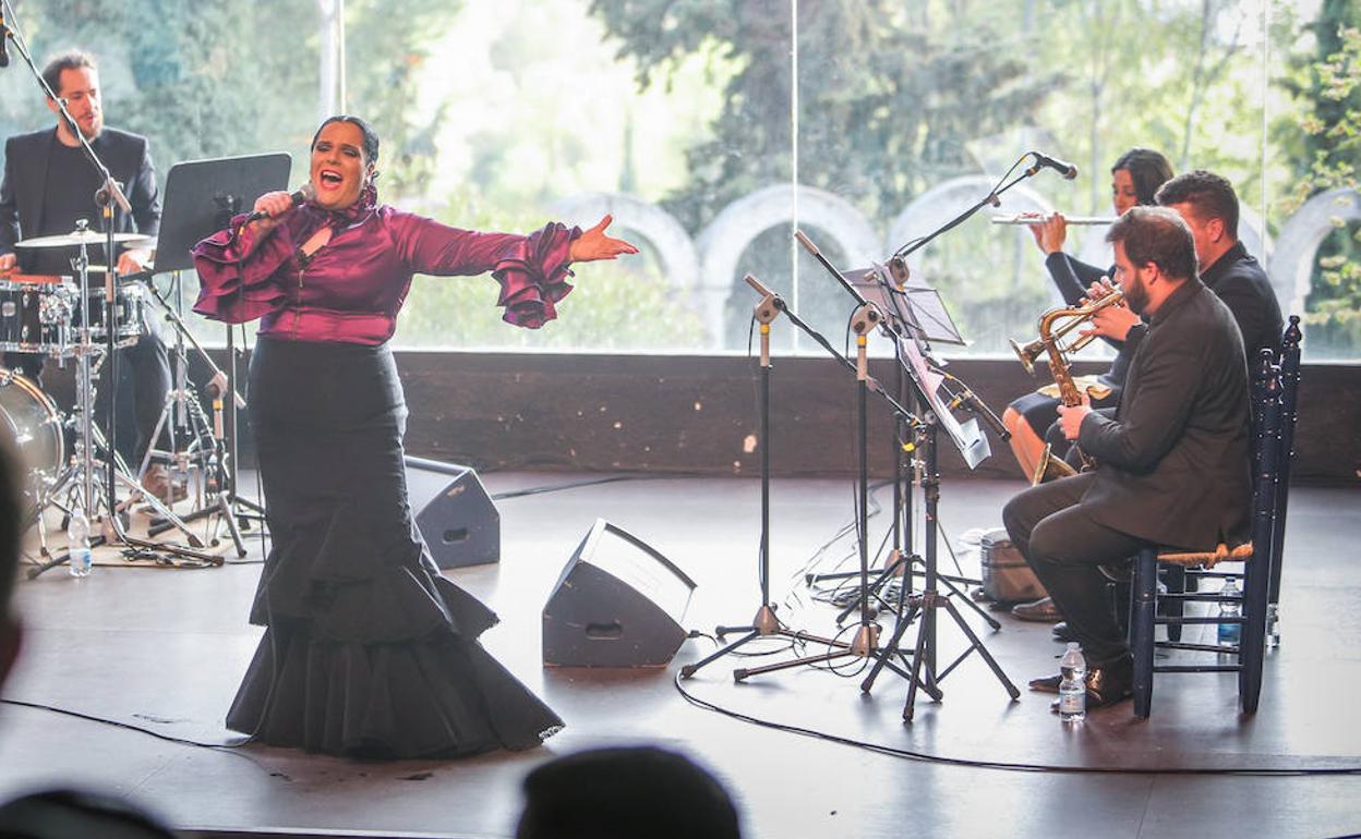Marian Villafranca, con bata negra de cola, durante una de sus interpretaciones.