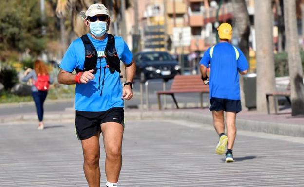 Expertos advierten de los riesgos de correr con mascarilla