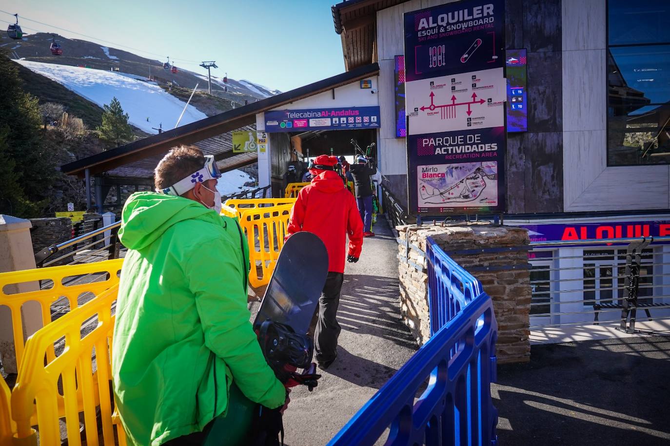 La estación granadina de esquí abre sus puertas con normalidad, con 72 kilómetros de superficie esquiable y cifra el segumiento en menos del 10%
