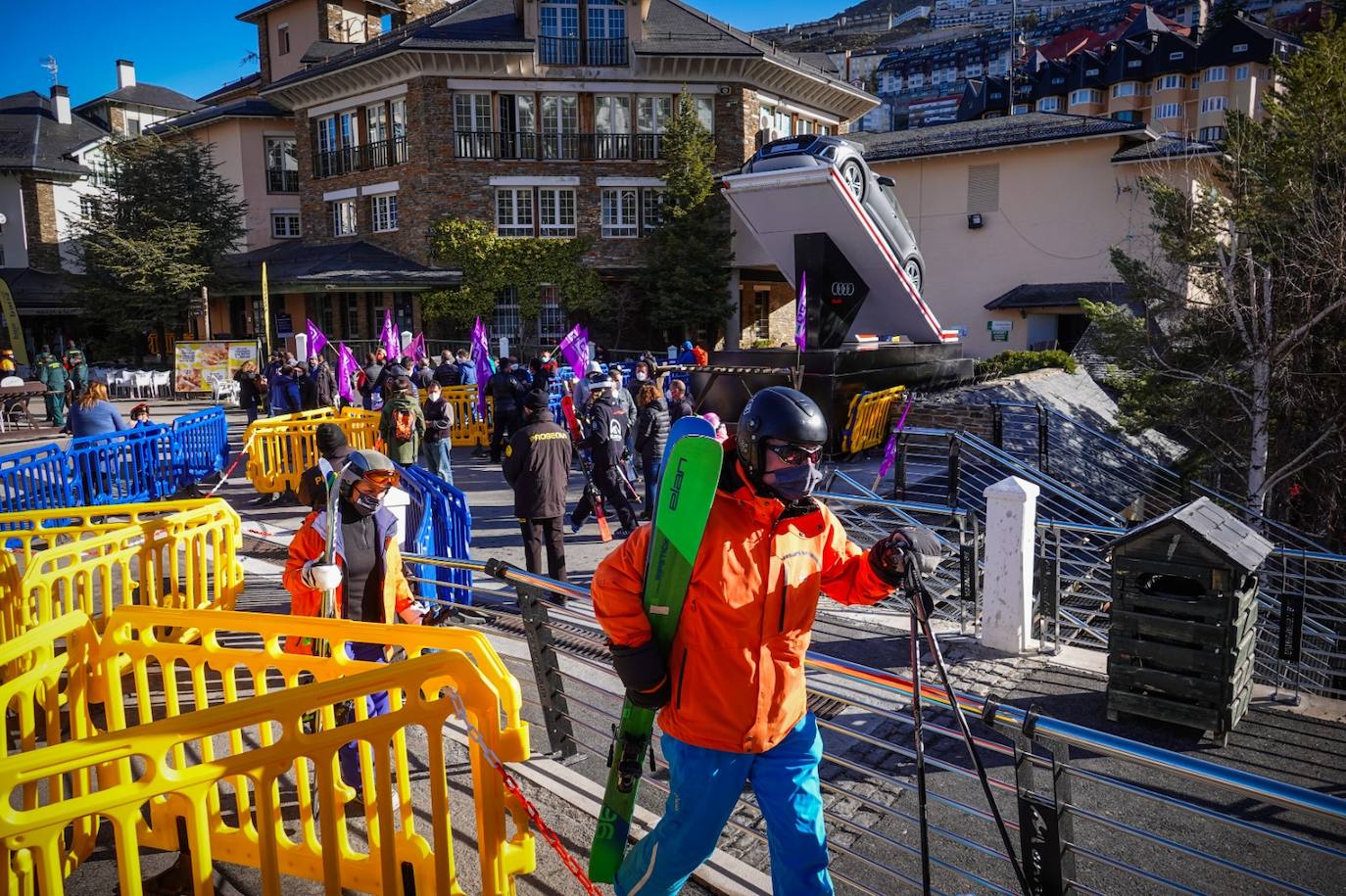 La estación granadina de esquí abre sus puertas con normalidad, con 72 kilómetros de superficie esquiable y cifra el segumiento en menos del 10%