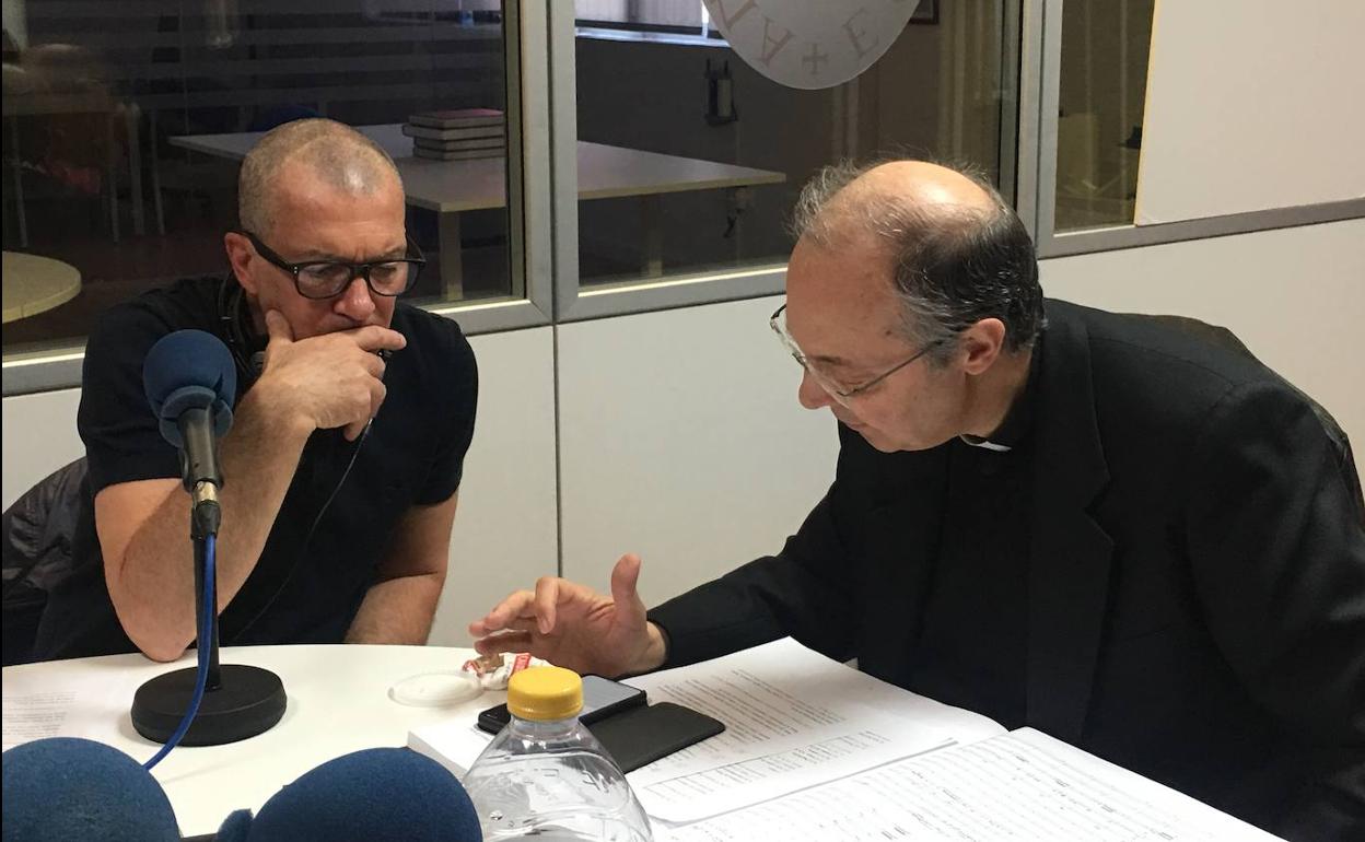 Antonio Banderas con Marco Frisina, durante la grabación.