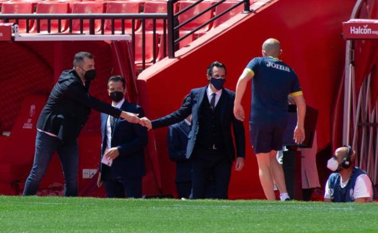 Diego Martínez ofrece la mano a Unai Emery tras esperarle y este se la estrecha a duras penas.