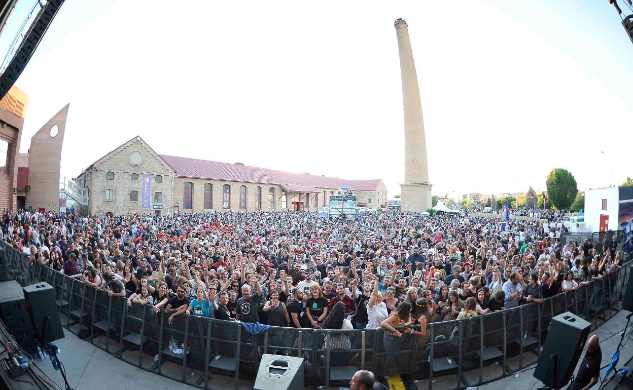 El público llena la explanada de la Feria de Muestras de Armilla, en una imagen festivalera de las viejos tiempos prepandémicos.