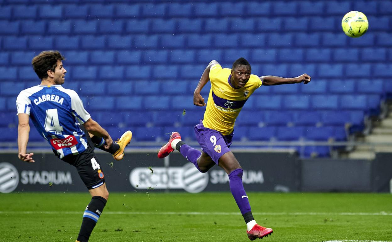 Sadiq Umar remata de cabeza a la portería españolista en el partido de ida. 