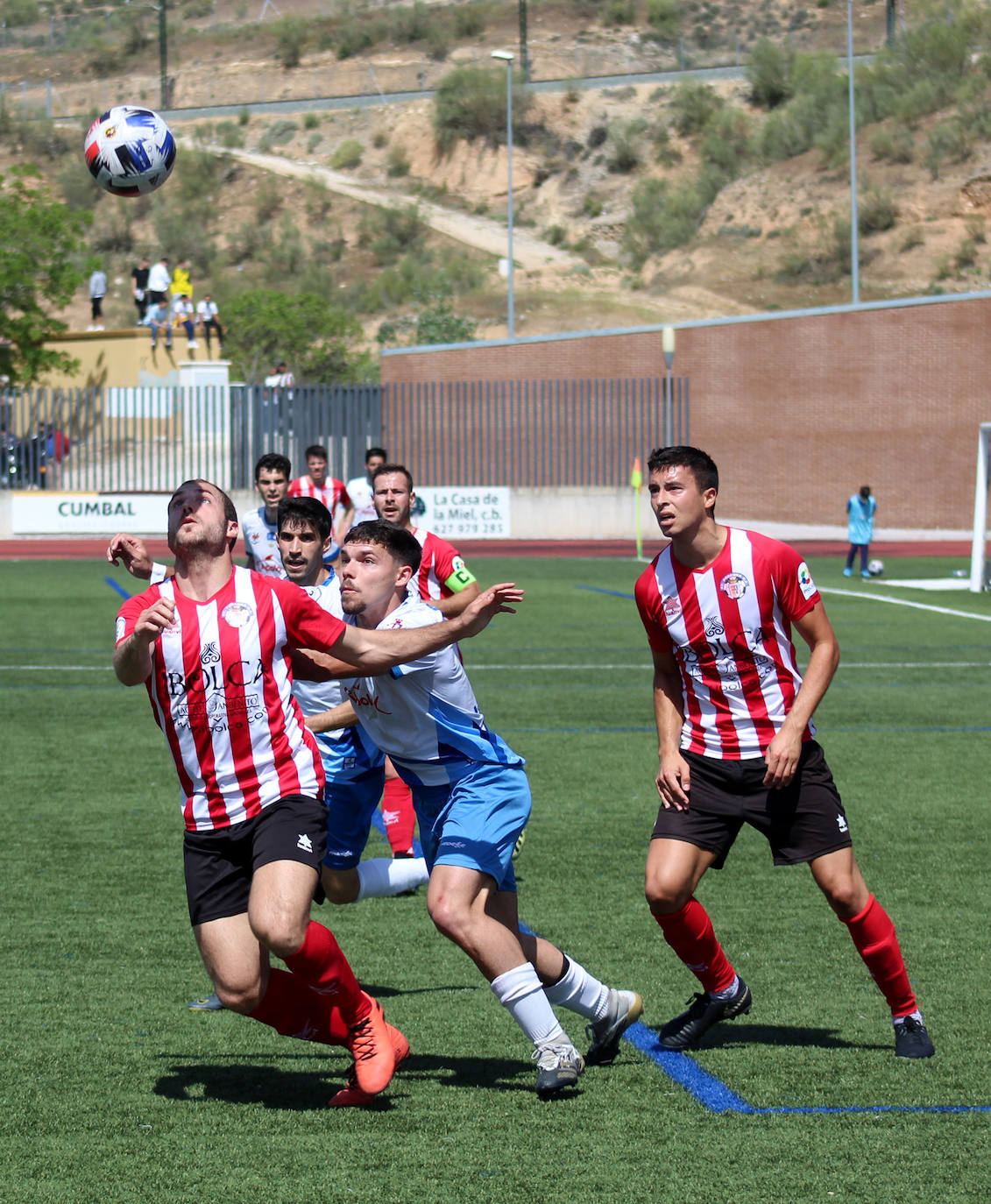 Naranjo pugna por el balón. 