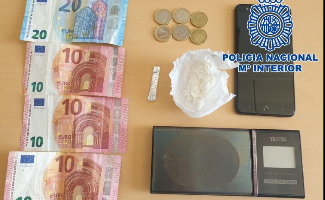 Droga en Granada | Un conocido traficante de Motril intenta arrojar 10 gramos de cocaína desde el coche tras una persecución policial