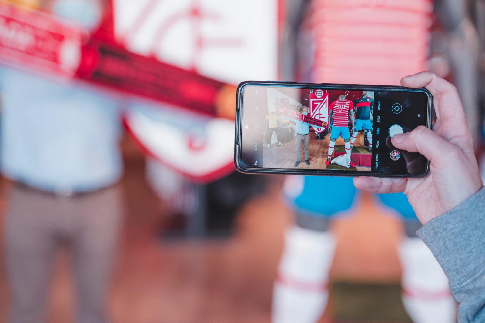 Colas en Los Cármenes para comprar el histórico objeto de coleccionista