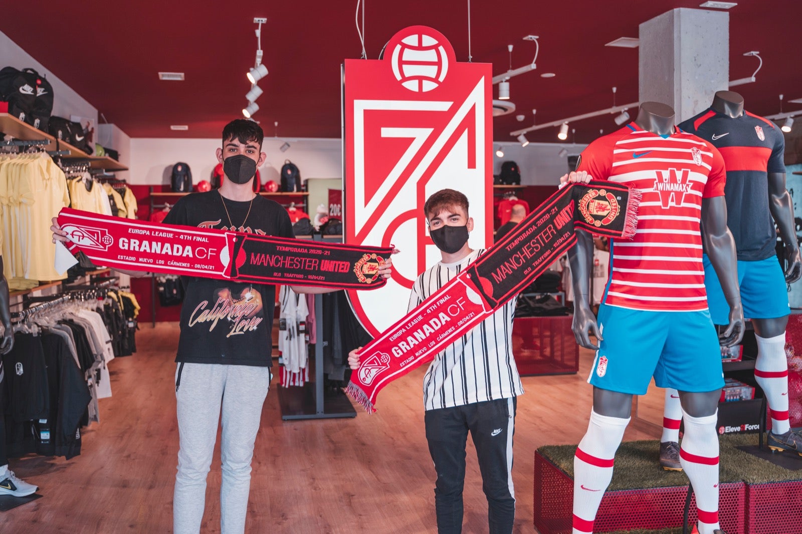 Colas en Los Cármenes para comprar el histórico objeto de coleccionista