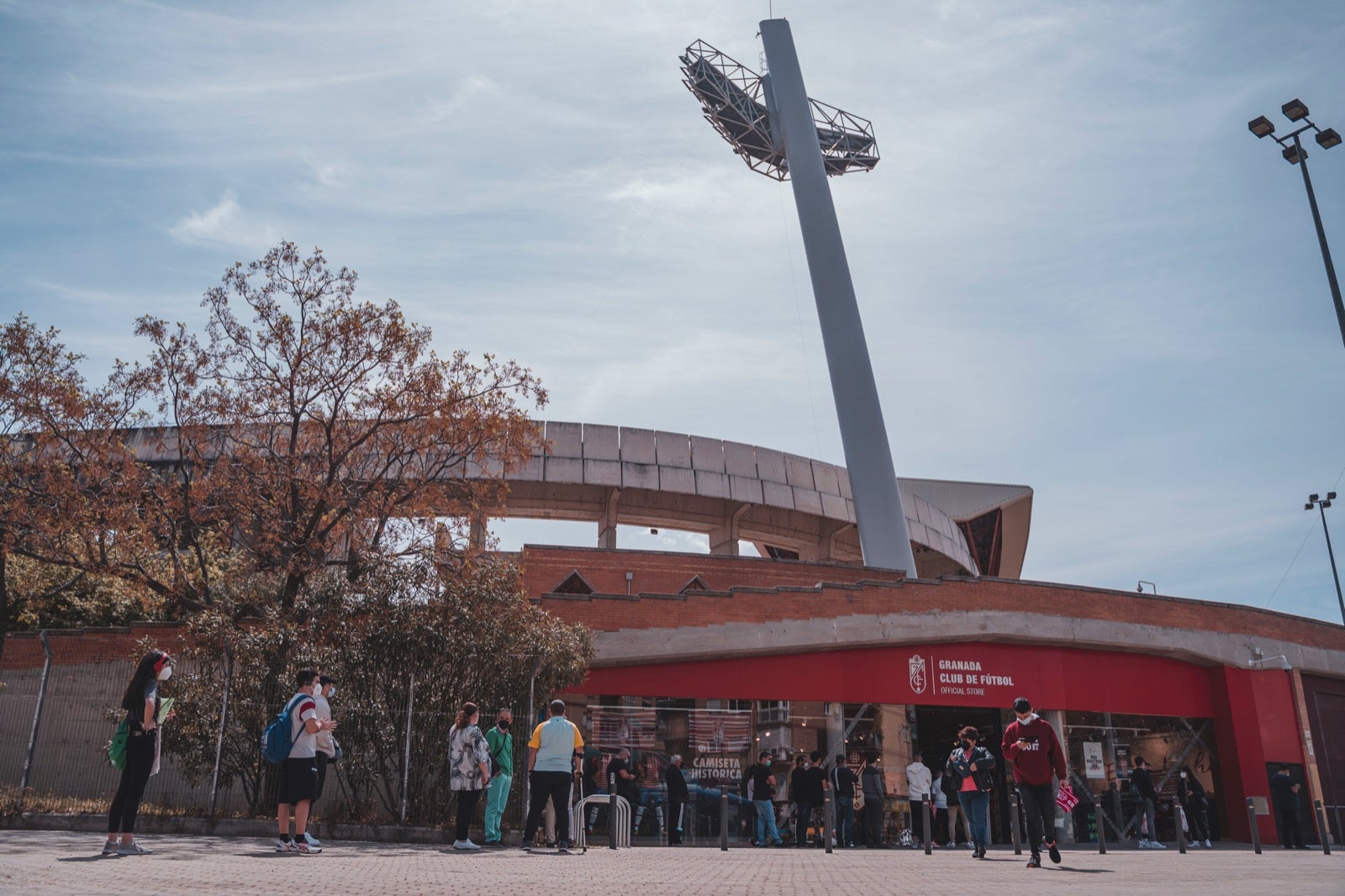Colas en Los Cármenes para comprar el histórico objeto de coleccionista