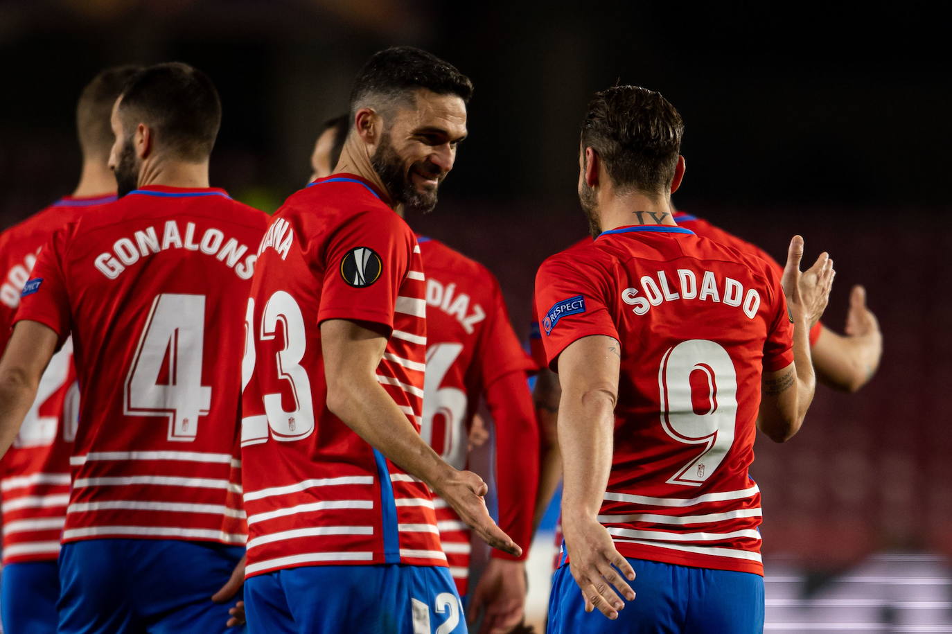 Jorge Molina y Roberto Soldado se felicitan frente al Molde. 
