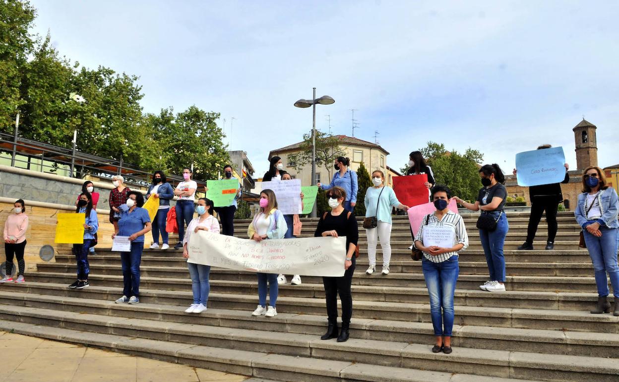 Concentración de trabajadoras de las escuelas infantiles municipales afectadas por el impago. 