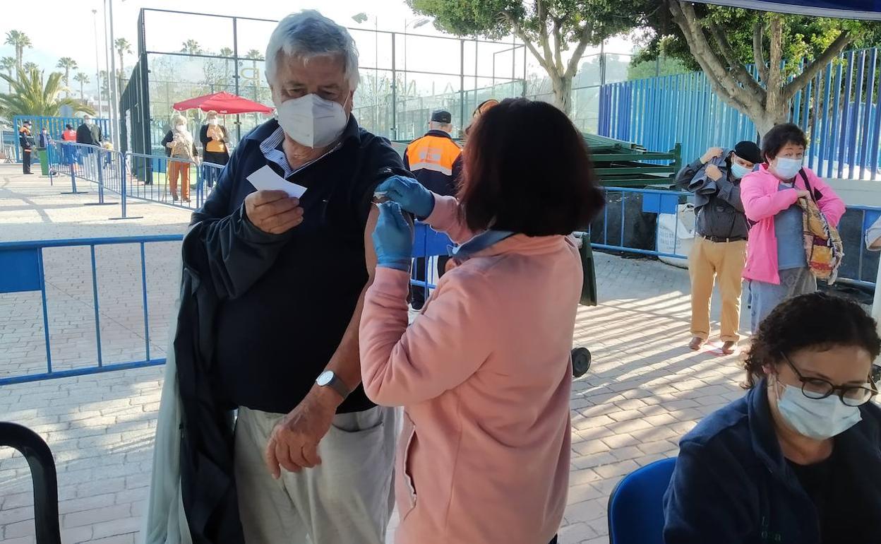 Almuñécar abre el estadio municipal para vacunaciones masivas contra la covid