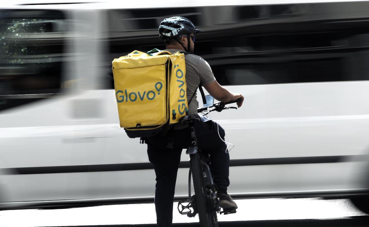 Un repartidor de comida a domicilio.