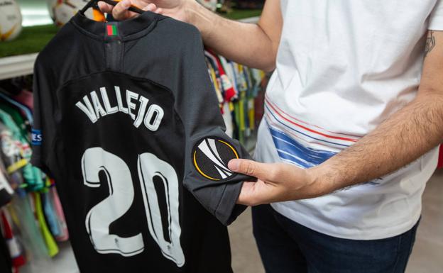 Juande luce la camiseta autentificada de Jesús Vallejo en el partido contra el PSV Eindhoven. 