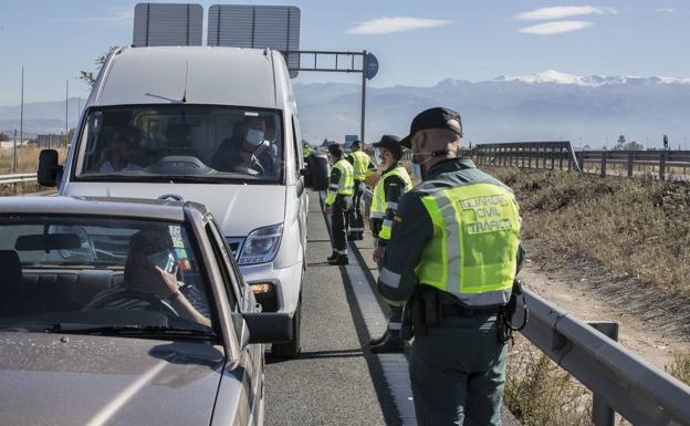 La Junta mantiene las medidas de Semana Santa en Andalucía: cierre de provincias, toque de queda y horarios de bares