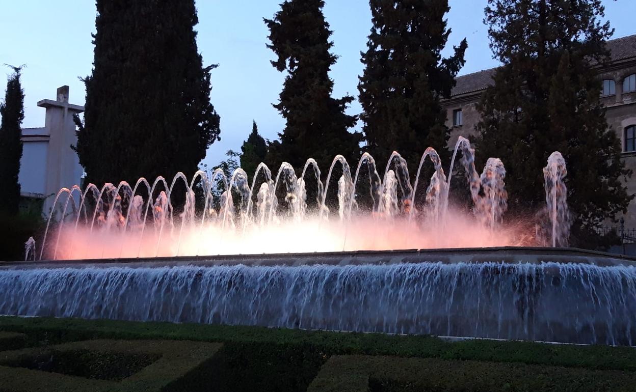 La Fuente del Triunfo, de rojiblanco.