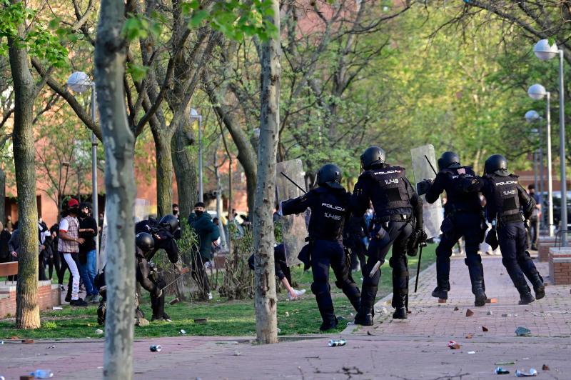 Cargas policiales durante el acto electoral de Vox en Vallecas.