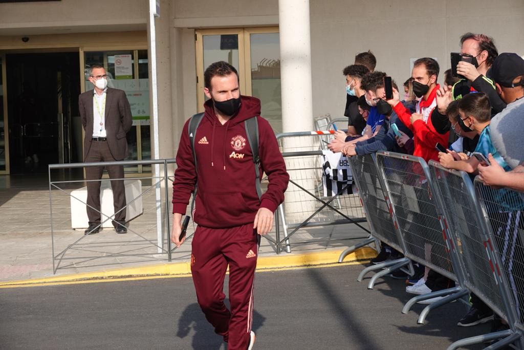 Los 'diablos rojos' aterrizan en la capital para el duelo de cuartos de final de la Europa League contra el Granada CF