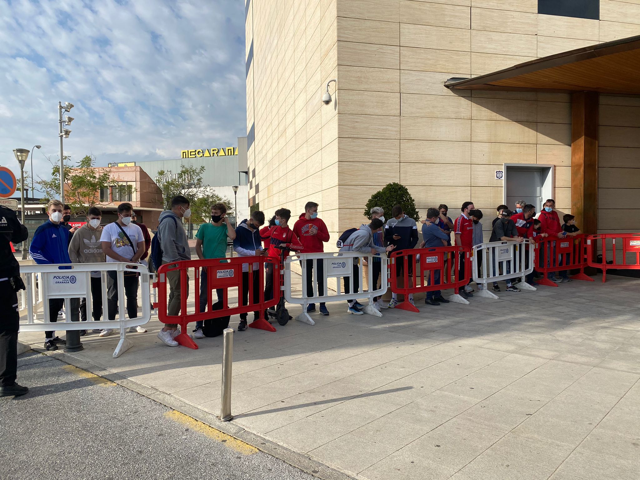 Los 'diablos rojos' aterrizan en la capital para el duelo de cuartos de final de la Europa League contra el Granada CF