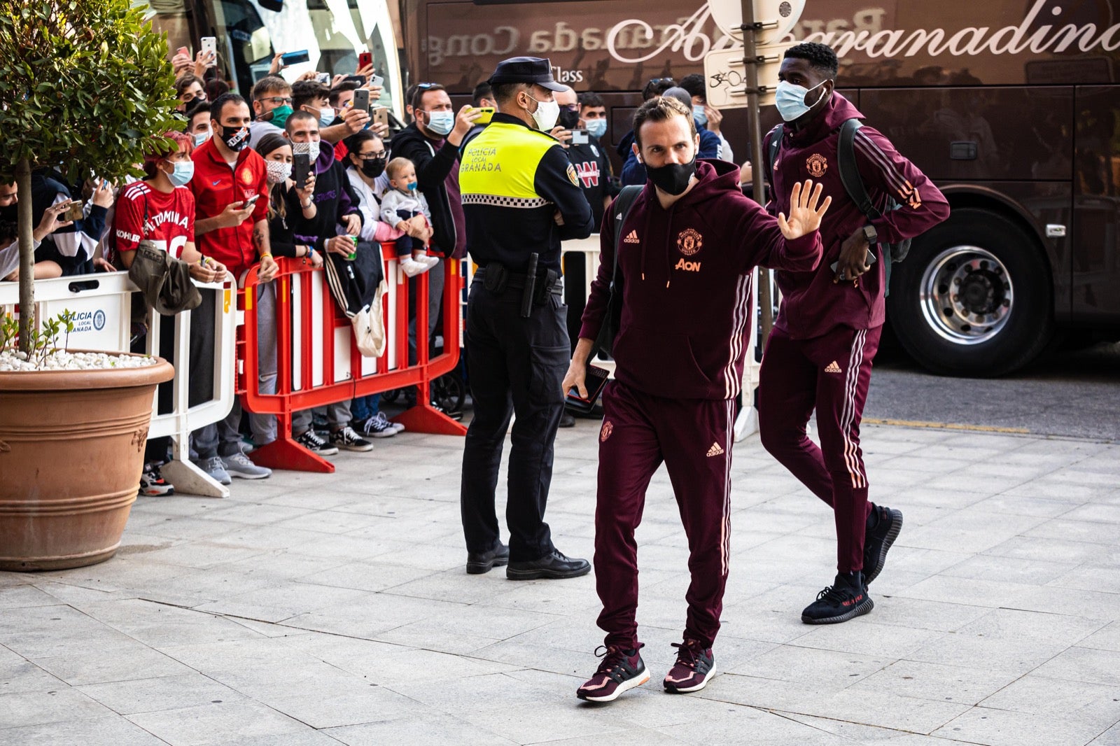 Los 'diablos rojos' aterrizan en la capital para el duelo de cuartos de final de la Europa League contra el Granada CF