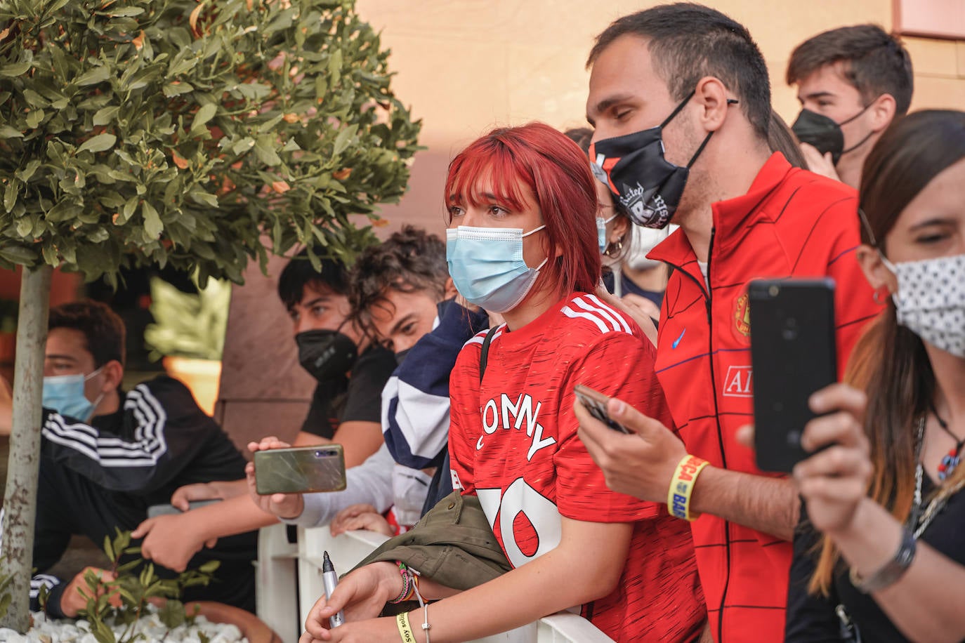 María, con la camiseta de McTominay, espera un gesto de su ídolo. 