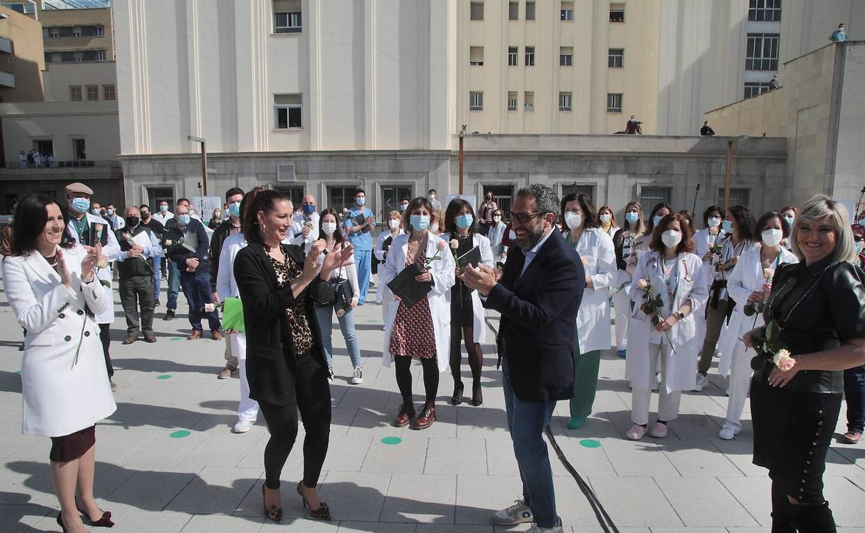 Participantes en el acto de recuerdo a las víctimas de la covid-19 y homenaje a los sanitarios.