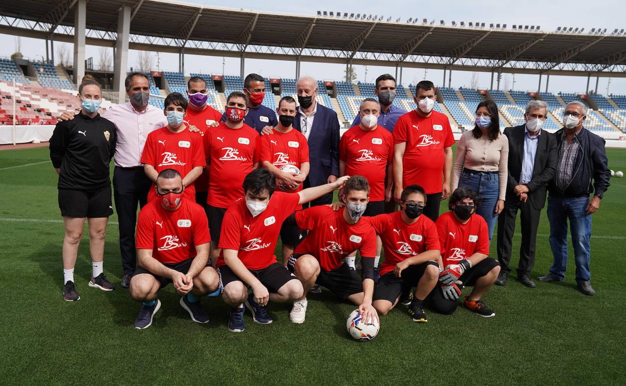 Vicente del Bosque posa junto al equipo Genuine de la UDA y distintas autoridades.