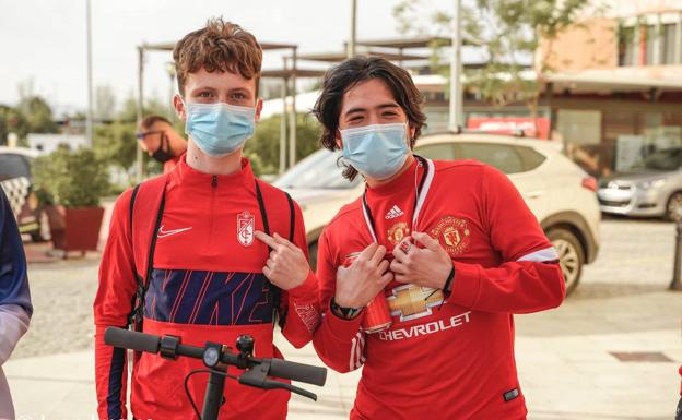 Cristian, a la derecha, junto a un aficionado del Granada en el hotel. 