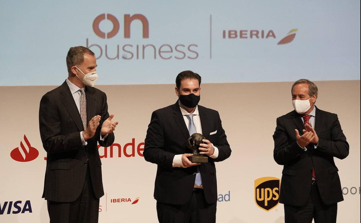 El administrador de fincas Sebastián Linde tras recibir su premio nacional de manos del rey. 