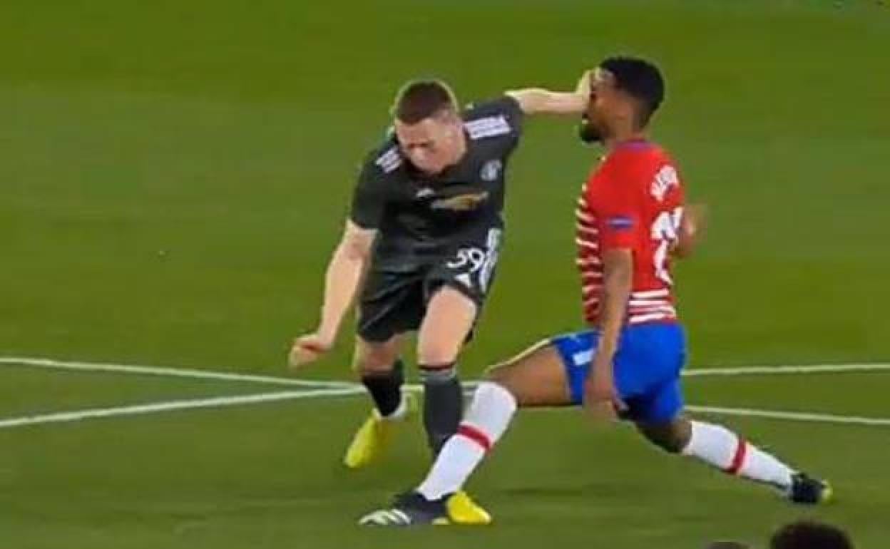 Momento en el que Herrera recibe el manotazo. 