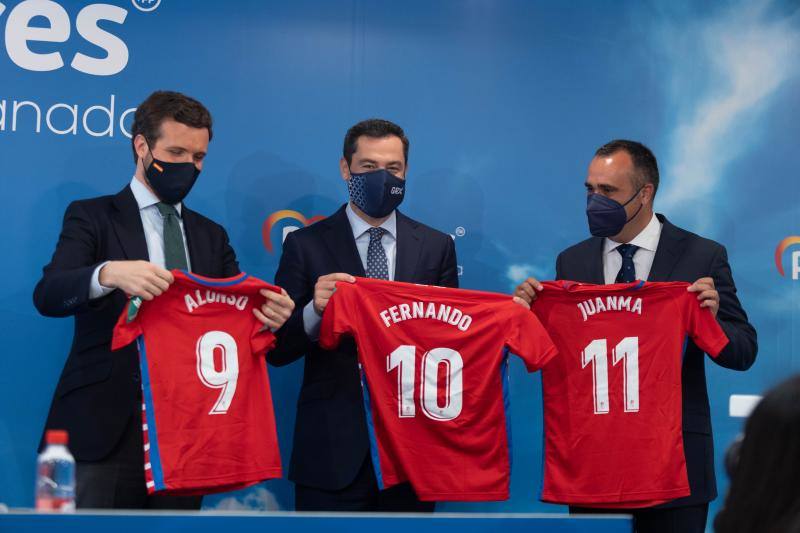 Imagen principal - Moreno y Casado con las camisetas del Granada que les regaló el presidente provincial del partido y otros momentos de su visita a la sede de Granada. 