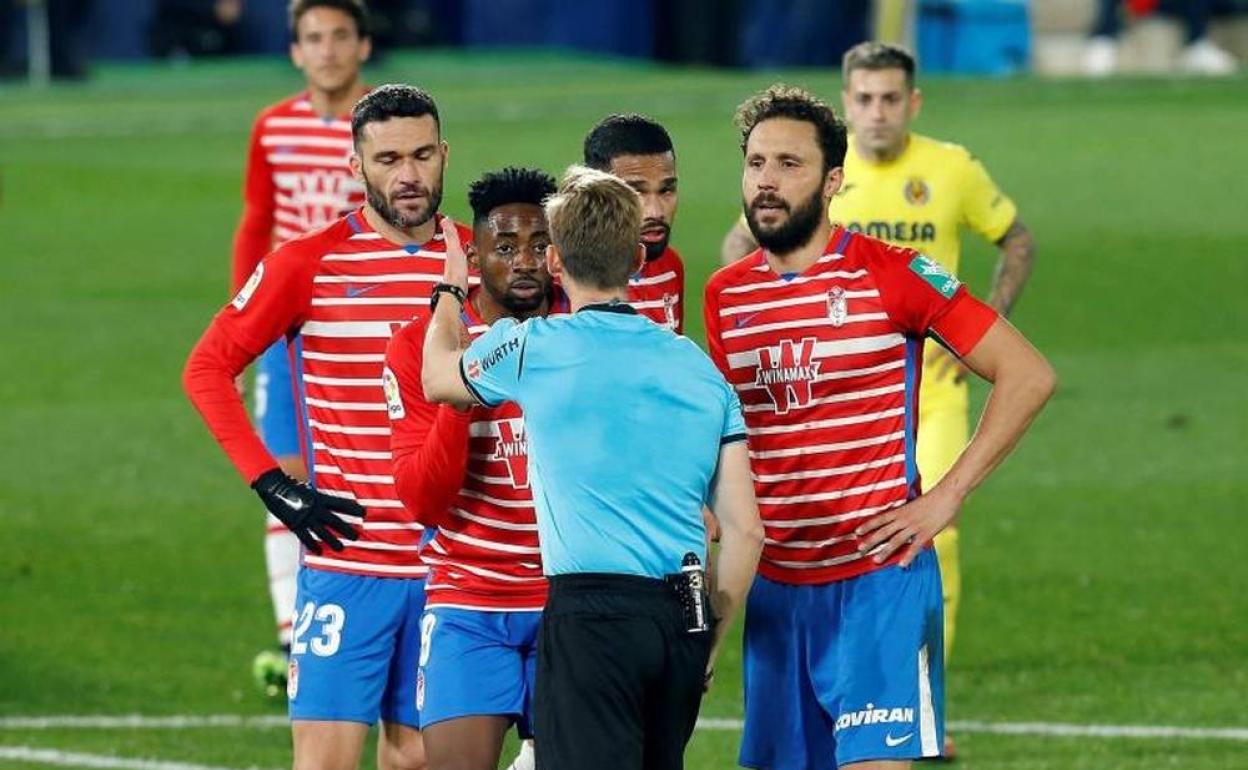 Eteki pide explicaciones al colegiado tras hacer penalti ante el Villarreal. 