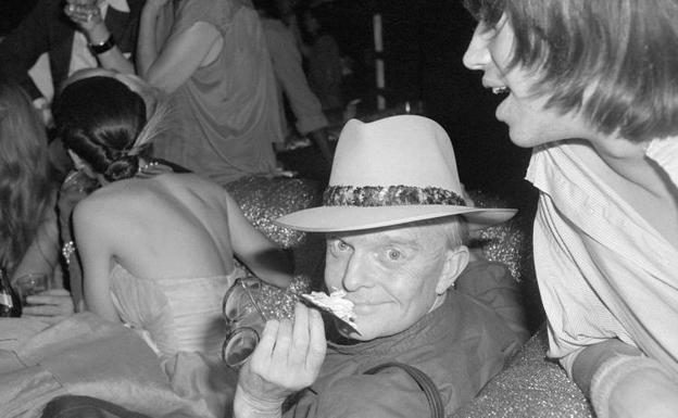 Imagen principal - Truman Capote en Studio 54, fotografiado por Deborah Davis en la célebre fiesta de 1966 y póster del documental 'The Capote Tapes'.