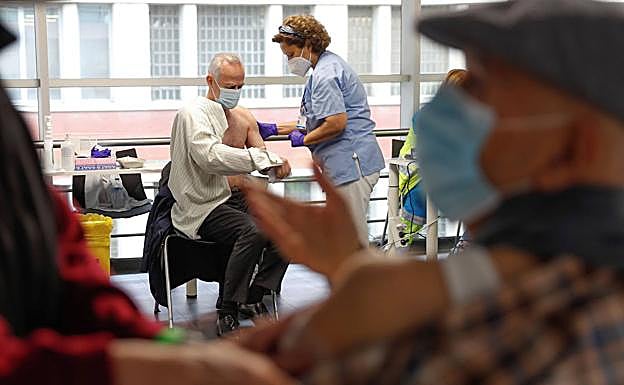 Pandemia del coronavirus | Científicos españoles recomiendan poner la vacuna de AstraZeneca a una franja de edad más amplia