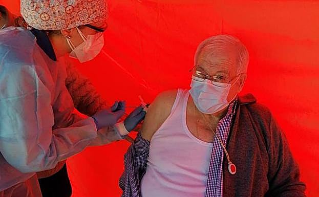Vacunación dentro de la carpa en Úbeda. 