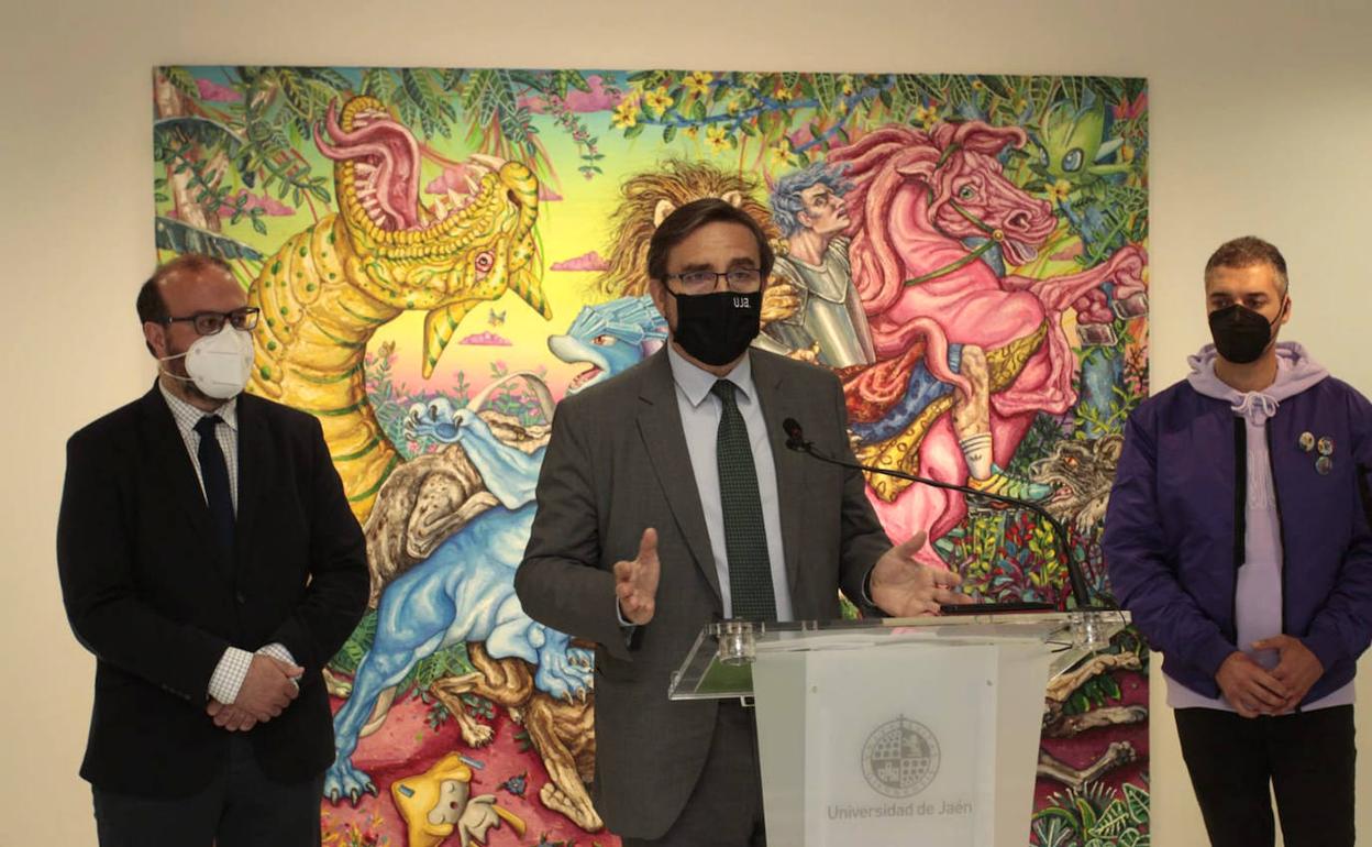 El rector de la UJA, Juan Gómez, explica los detalles de la muestra. 