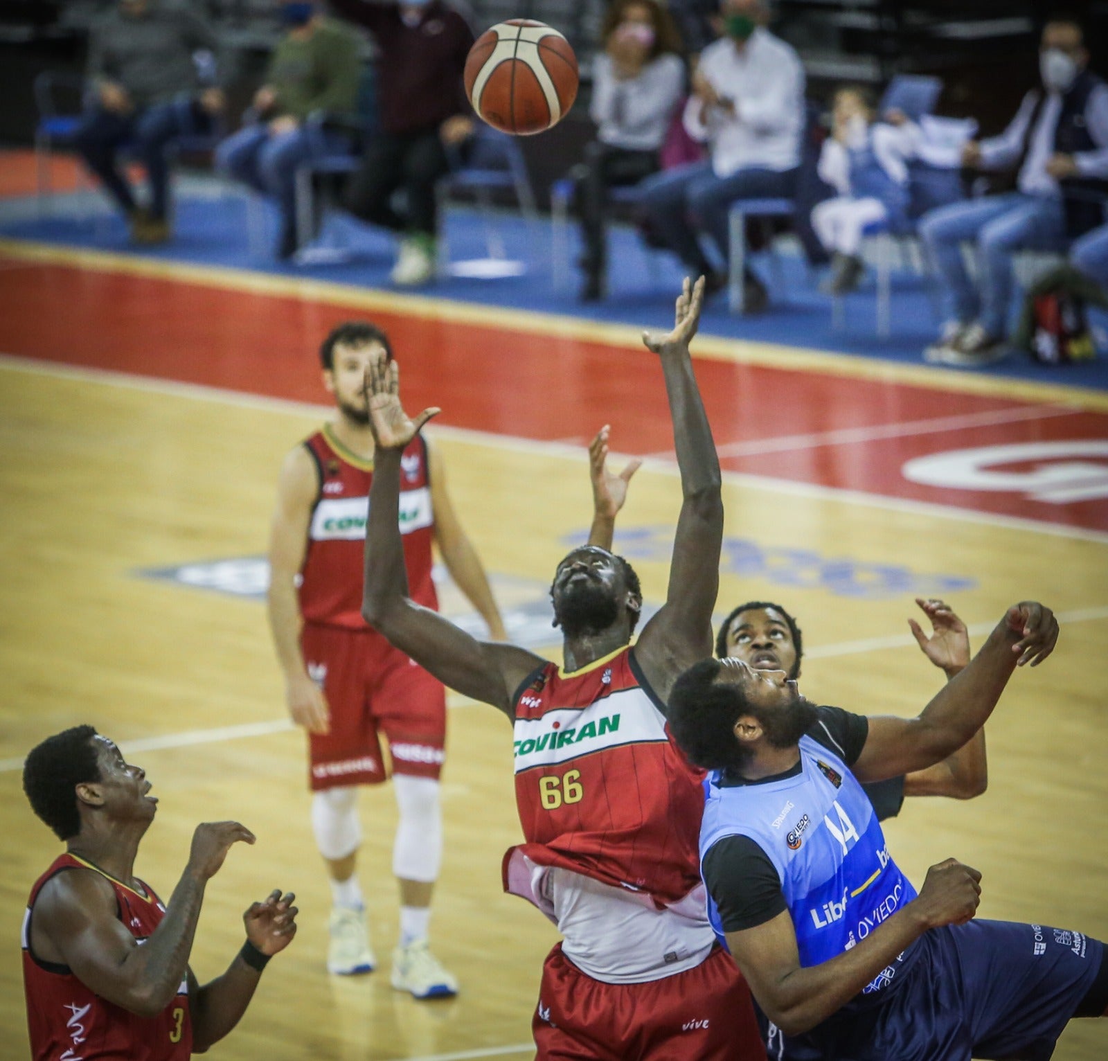 Fotos: Las mejores imágenes del Covirán-Oviedo