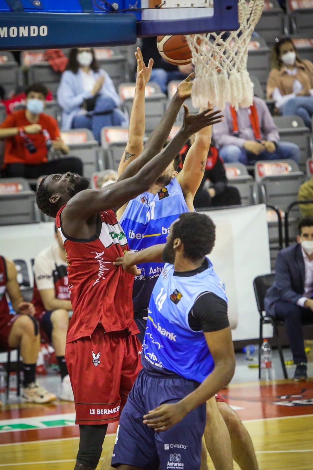 Fotos: Las mejores imágenes del Covirán-Oviedo