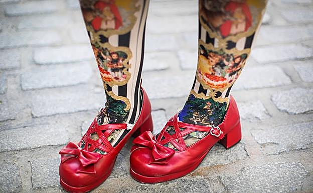 Zapatos rojos y medias de cuento. 