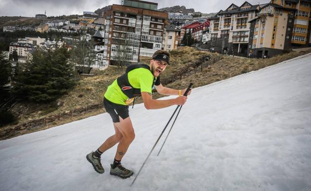 Un participante, durante el ascenso a Sierra Nevada. 