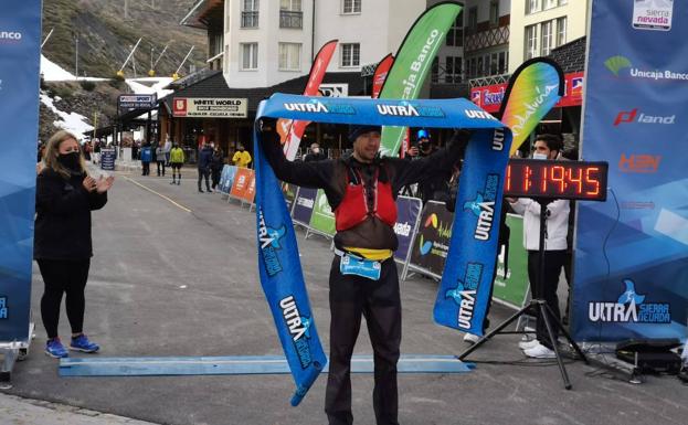 Ionel Cristian Manole fue el primero en cruzar la meta, situada en Pradollano, tras más de 11 horas de carrera. 