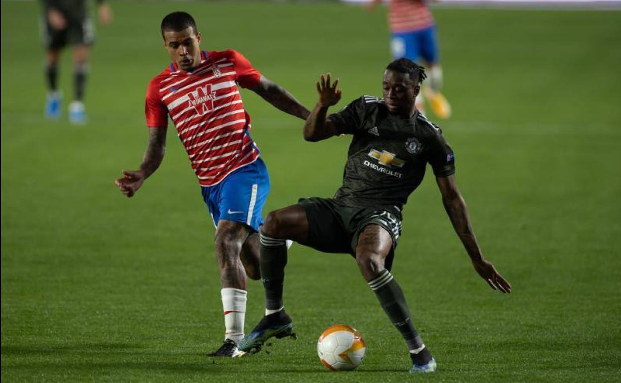 Robert Kenedy disputa un balón con Wan-Bissaka. 