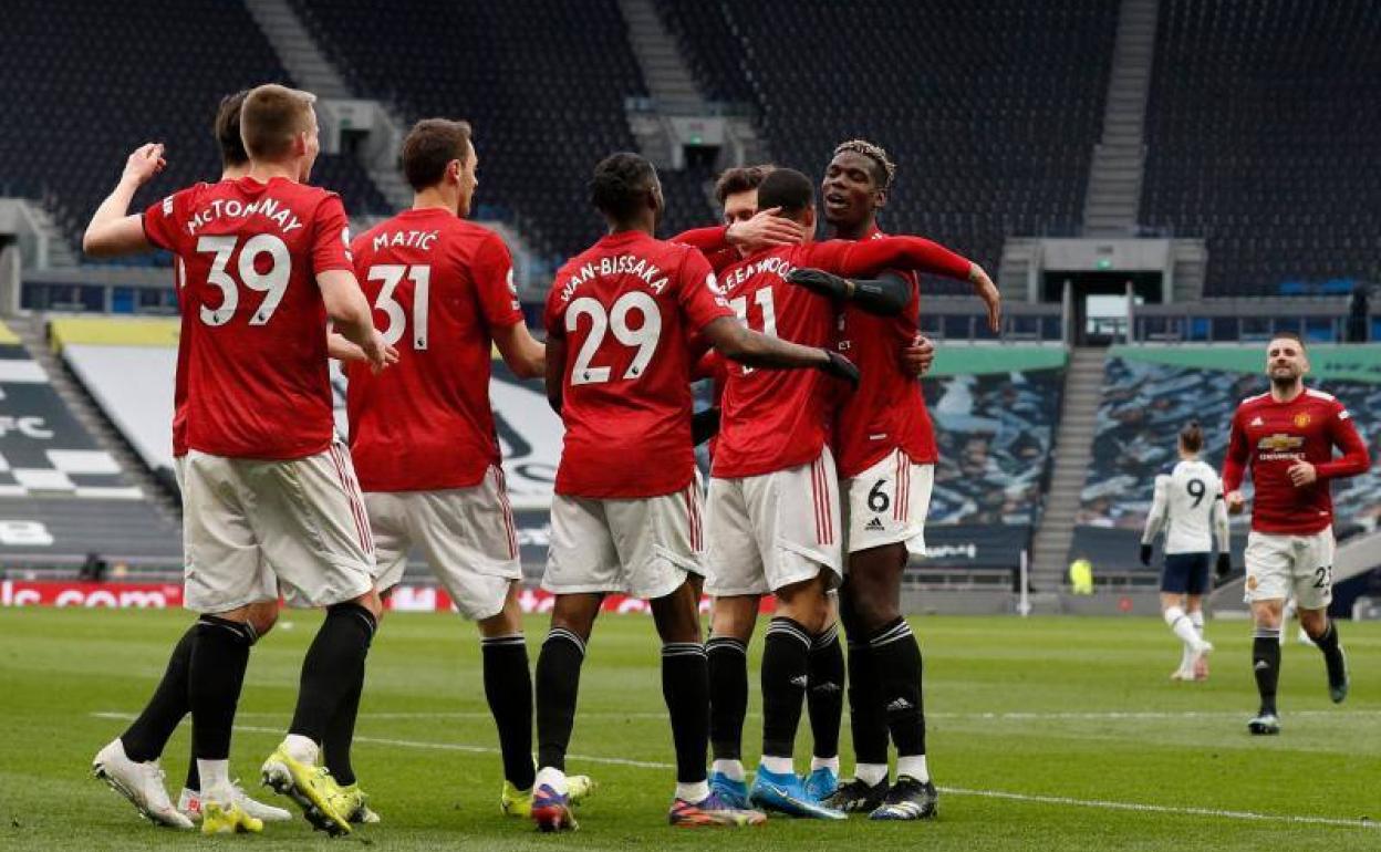 Los futbolistas del Manchester United celebran su remontada en el Tottenham Hotspur Stadium. 