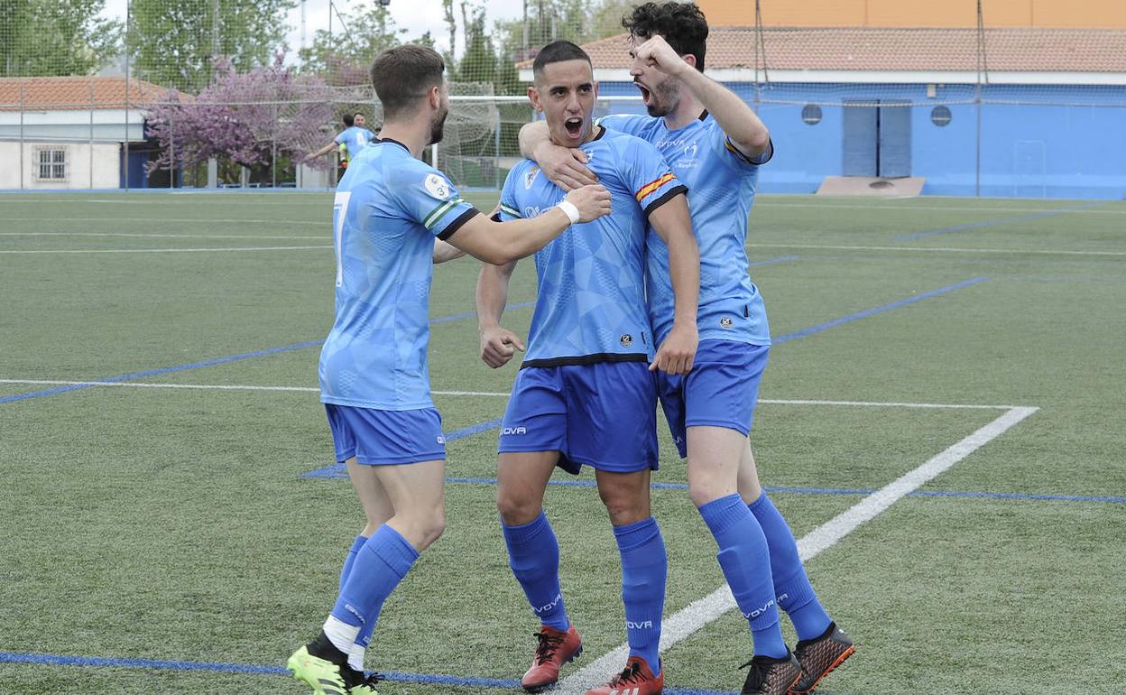 David López, en el centro, celebra su gol. 