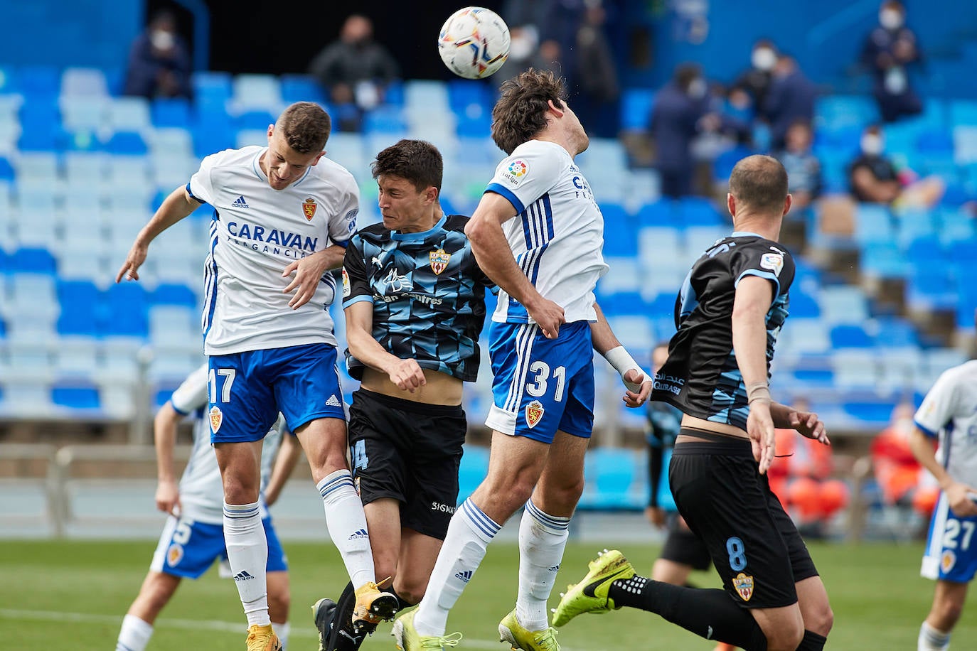 Jorge Cuenca no llega a cortar el pase de Nieto para el gol de Iván Azón. 