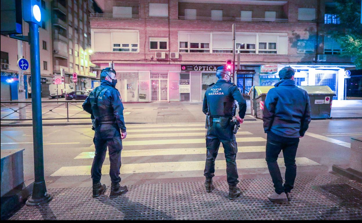 La Policía Local patrulla las calles de Granada. 